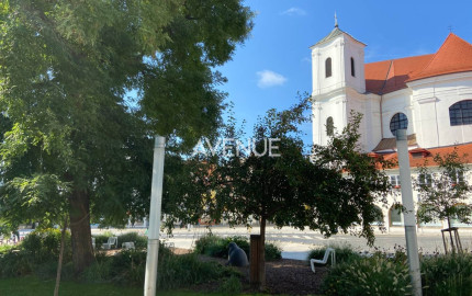 AVENUE I 2 kancelárie, vysoké stropy, krásna budova na námestí, BA I