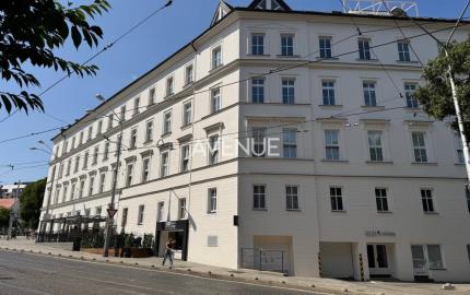AVENUE | kancelárie na námestí v Starom Meste, recepcia, garáž, BA I