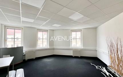 AVENUE | kancelárie na námestí v Starom Meste, recepcia, garáž, BA I