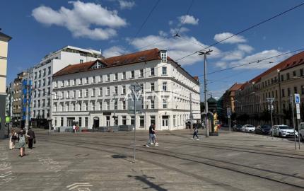 AVENUE | kancelárie na námestí v Starom Meste, recepcia, garáž, BA I