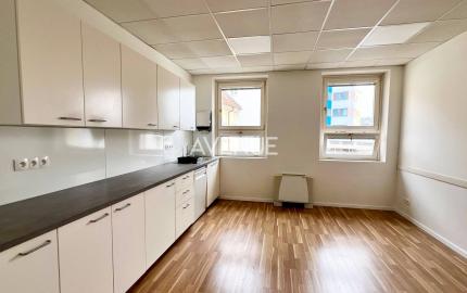 AVENUE | kancelárie na námestí v Starom Meste, recepcia, garáž, BA I