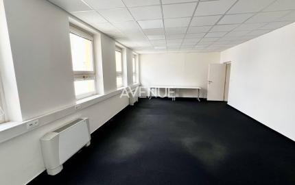 AVENUE | kancelárie na námestí v Starom Meste, recepcia, garáž, BA I