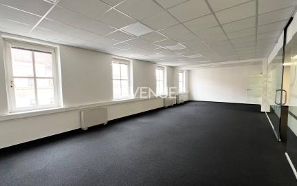 AVENUE | kancelárie na námestí v Starom Meste, recepcia, garáž, BA I