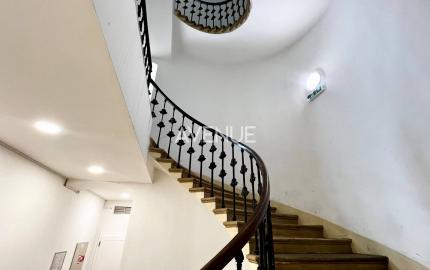 AVENUE | kancelárie na námestí v Starom Meste, recepcia, garáž, BA I