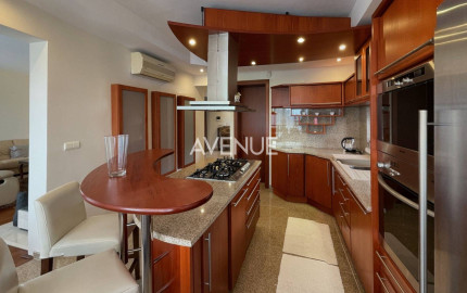 AVENUE | 7-izb. vila, v krásnom prostredí, bazén, sauna, dvoj-garáž