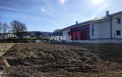 AVENUE | VÝHODNÁ CENA!  SLNEČNÝ STAVEBNÝ POZEMOK WOLFSTHAL RAKÚSKO