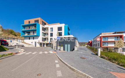 AVENUE I NÁJOM, praktické garážové státie v unikátnej - Grand Koliba