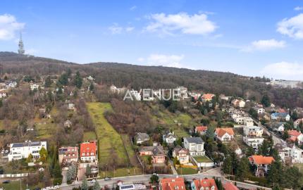 AVENUE | Slnečný stavebný pozemok 734m2 Horný Kramer - Lukratívna investičná príležitosť