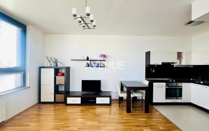 AVENUE | priestranný 1,5 izb. byt, veľký balkón, parkovanie, City Park Ružinov
