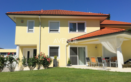 Exkluzívna vila „VILLA TOSCANA“ s bazénom, wellness, vínnou pivnicou a domácim kinom