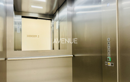 AVENUE | moderný a dizajnový, len sporadicky obývaný, 2i byt s veľkou loggiou a s výhľadom na okolie.