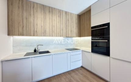 AVENUE | moderný a dizajnový, len sporadicky obývaný, 2i byt s veľkou loggiou a s výhľadom na okolie.