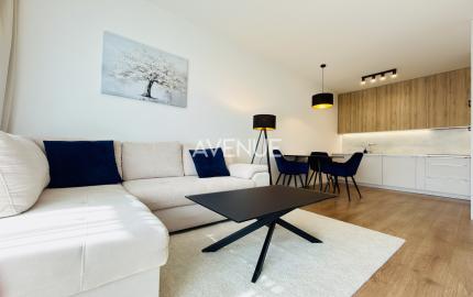 AVENUE | kompletne zariadený moderný, len sporadicky obývaný, 2i byt s veľkou loggiou