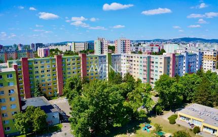 AVENUE | útulný a krásne slnečný 1i byt vo vyhľadávanom pôvodnom stave, s výhľadom do parčíku.