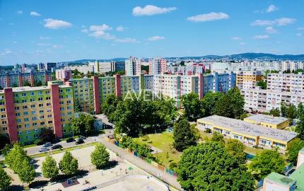 AVENUE | útulný a krásne slnečný 1i byt vo vyhľadávanom pôvodnom stave, s výhľadom do parčíku.