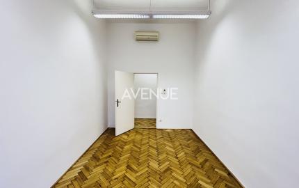 2 kancelárie, 42 m2, Michalská, krásny historický dom, výťah