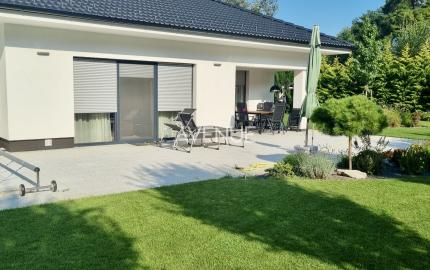 Komfortný dom s vyhrievaným bazénom, veľká záhrada, 2-garáž, BA - Dúbravka