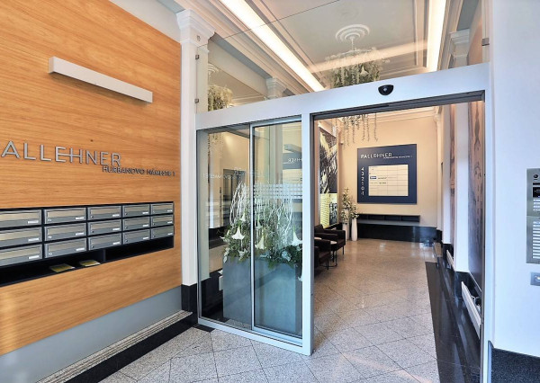 AVENUE I 2 kancelárie, vysoké stropy, krásna budova na námestí, BA I