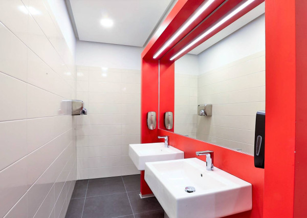 AVENUE I 2 kancelárie, vysoké stropy, krásna budova na námestí, BA I