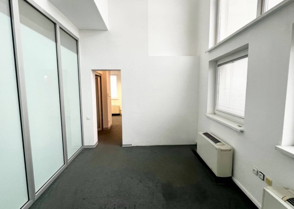 AVENUE I 2 kancelárie, vysoké stropy, krásna budova na námestí, BA I