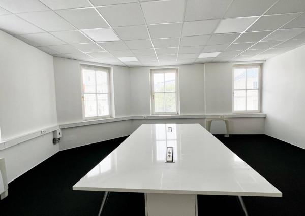 AVENUE | kancelárie na námestí v Starom Meste, recepcia, garáž, BA I