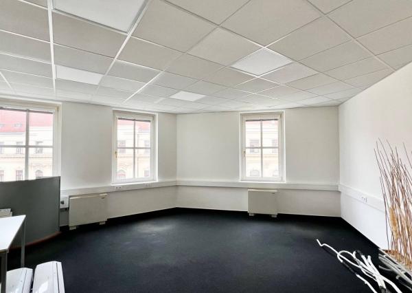 AVENUE | kancelárie na námestí v Starom Meste, recepcia, garáž, BA I