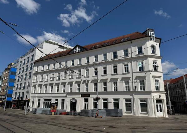 AVENUE | kancelárie na námestí v Starom Meste, recepcia, garáž, BA I