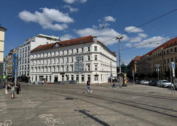 AVENUE | kancelárie na námestí v Starom Meste, recepcia, garáž, BA I