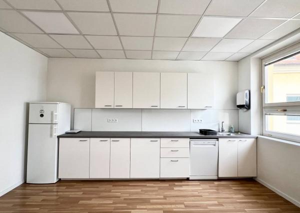 AVENUE | kancelárie na námestí v Starom Meste, recepcia, garáž, BA I