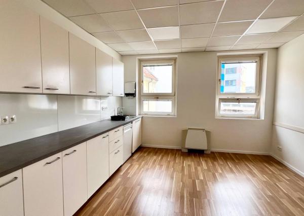 AVENUE | kancelárie na námestí v Starom Meste, recepcia, garáž, BA I