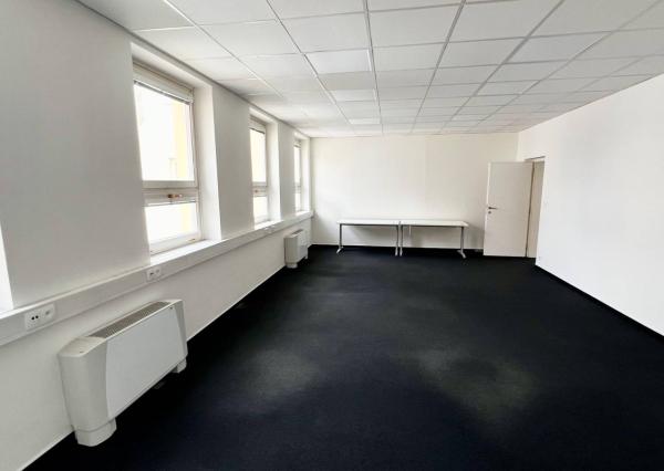 AVENUE | kancelárie na námestí v Starom Meste, recepcia, garáž, BA I