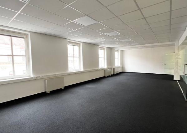 AVENUE | kancelárie na námestí v Starom Meste, recepcia, garáž, BA I