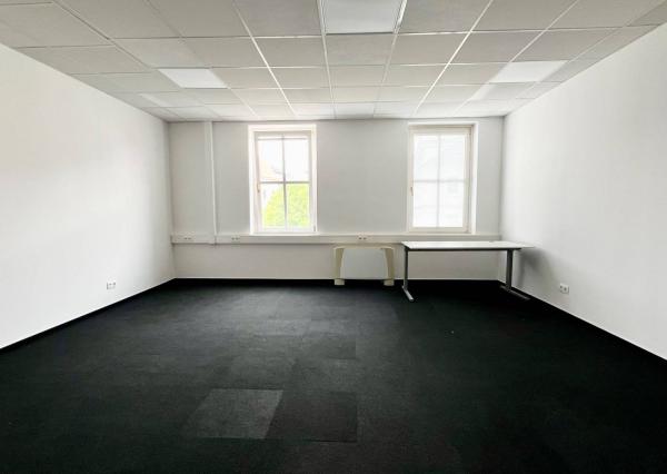 AVENUE | kancelárie na námestí v Starom Meste, recepcia, garáž, BA I