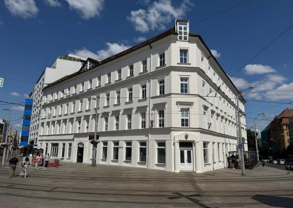 AVENUE | kancelárie na námestí v Starom Meste, recepcia, garáž, BA I