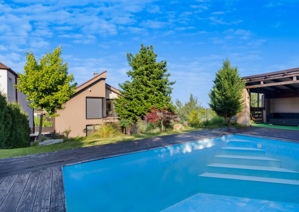 AVENUE | Veľkorysý 8-izbový rodinný dom s bazénom na Zvončekovej ul.