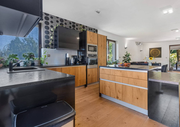 AVENUE | Veľkorysý 8-izbový rodinný dom s bazénom na Zvončekovej ul.