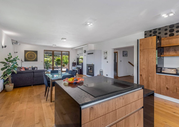 AVENUE | Veľkorysý 8-izbový rodinný dom s bazénom na Zvončekovej ul.