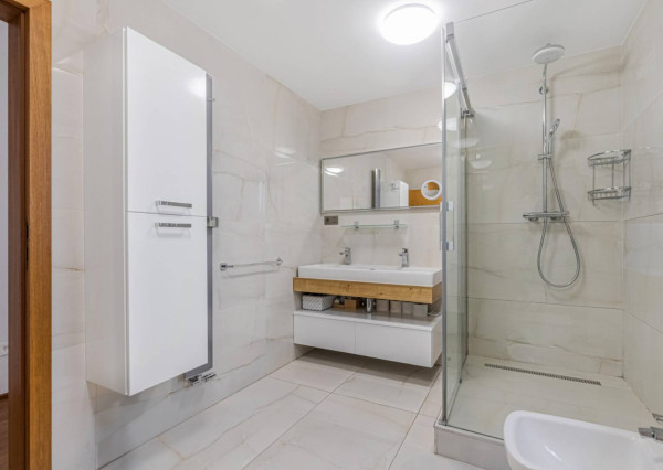 AVENUE | Veľkorysý 8-izbový rodinný dom s bazénom na Zvončekovej ul.