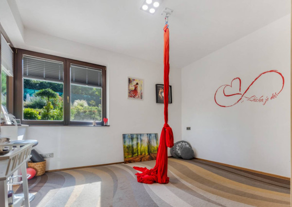 AVENUE | Veľkorysý 8-izbový rodinný dom s bazénom na Zvončekovej ul.