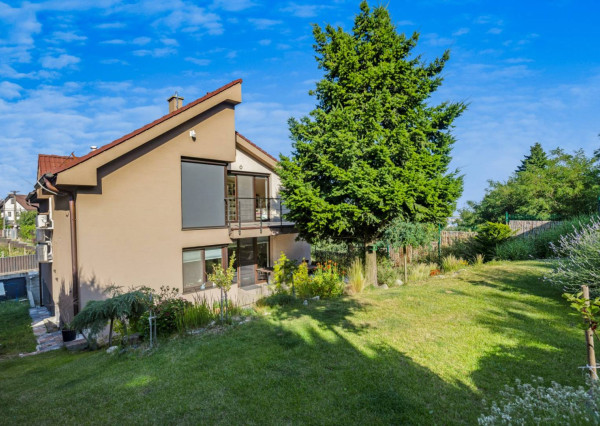 AVENUE | Veľkorysý 8-izbový rodinný dom s bazénom na Zvončekovej ul.