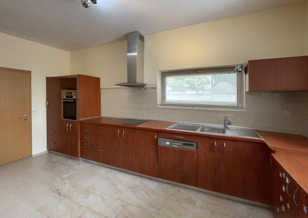 AVENUE | komfortný 5-izb RD, bazén, krásna lokalita, Svätý Jur, pri BA