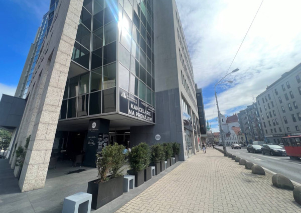 AVENUE | obchodné priestory v centre, veľké výklady, parking, BA I