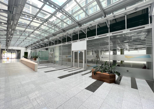 AVENUE | obchodné priestory v centre, veľké výklady, parking, BA I