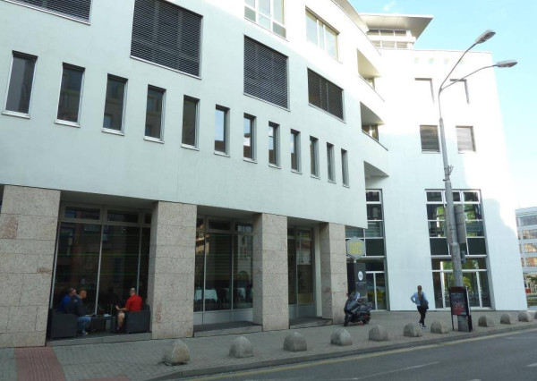 AVENUE | obchodné priestory v centre, veľké výklady, parking, BA I