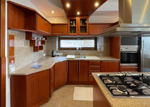 AVENUE | 7-izb. vila, v krásnom prostredí, bazén, sauna, dvoj-garáž