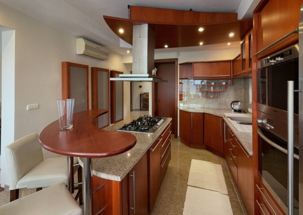 AVENUE | 7-izb. vila, v krásnom prostredí, bazén, sauna, dvoj-garáž