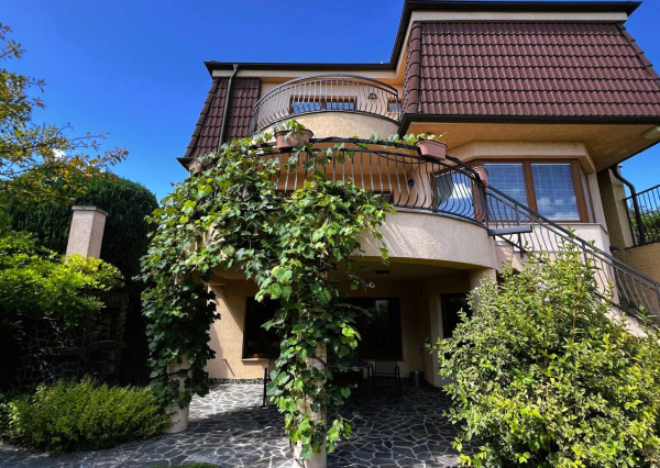 AVENUE | 7-izb. vila, v krásnom prostredí, bazén, sauna, dvoj-garáž