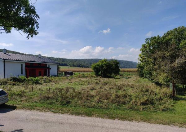 AVENUE | VÝHODNÁ CENA!  SLNEČNÝ STAVEBNÝ POZEMOK WOLFSTHAL RAKÚSKO