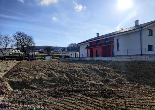 AVENUE | VÝHODNÁ CENA!  SLNEČNÝ STAVEBNÝ POZEMOK WOLFSTHAL RAKÚSKO