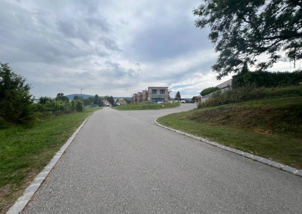 AVENUE | VÝHODNÁ CENA!  SLNEČNÝ STAVEBNÝ POZEMOK WOLFSTHAL RAKÚSKO